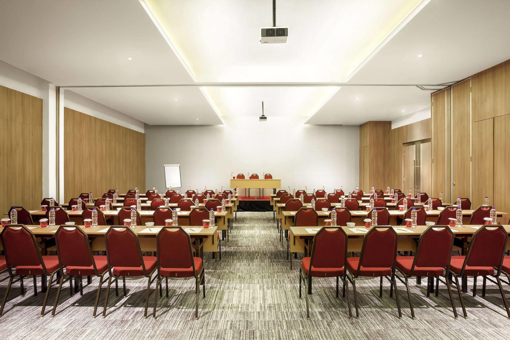 Ibis Makassar City Center Ngoại thất bức ảnh